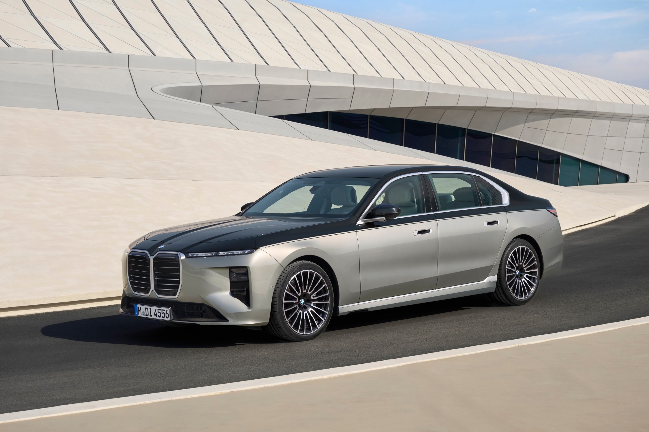 BMW 740i, фото 1